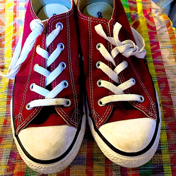 Nearly New Low Top Burgundy Converse!!!! - Picture 2 of 6